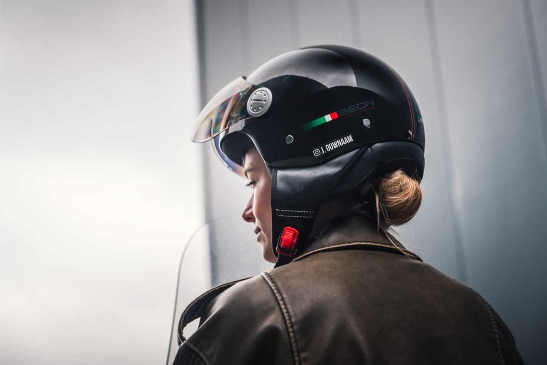 Personaliseer je motor met naam en vlag stickers voor de ultieme sportieve uitstraling